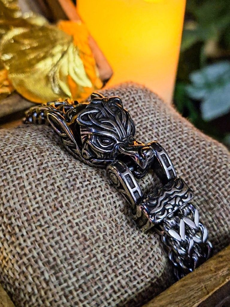 The Armored Kingdom Silverfang Wolf Bracelet product image (3)
