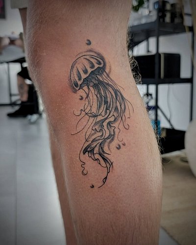 jELLyFiSH

#jellyfish #jellyfishtattoo #seacreaturetattoo #oceantattoo #tattoo #ink #tattoodesign #tattooart #tattoolife #tat...