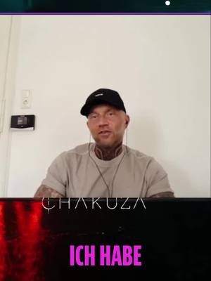 🗣️ „Weniger rauchen, Chakuza!“ – hör ich öfter. Aber Leute: Ich rauche nicht. Ich trinke nicht. Diese Stimme? Die ist echt. Weil ich’s kann. Mehr dazu in der neuen Episode „Zwischen Träume und Drums“ 🎧 ▶️ Jetzt reinschauen: https://www.youtube.com/watch?v=GA2QyksRnLQ&t=1704s #TiefeStimme #ChakuzaVibes #ZwischenTräumeUndDrums