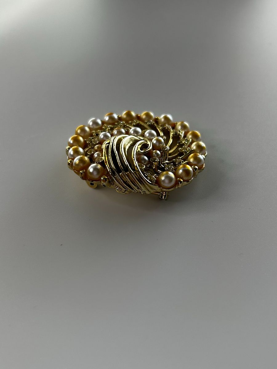 Vintage Gold Tone Faux Pearl Swirl Circle Brooch product image (4)