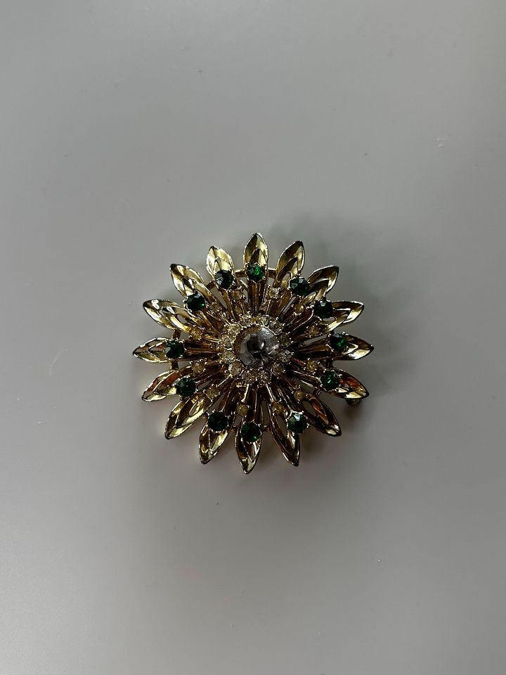 Vintage Gold Tone Flower Rhinestone Brooch product image (2)