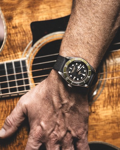 The Tudor Black Bay Harrods Edition hits different when you see it in person.
That green bezel isn’t loud… it’s quiet confide...