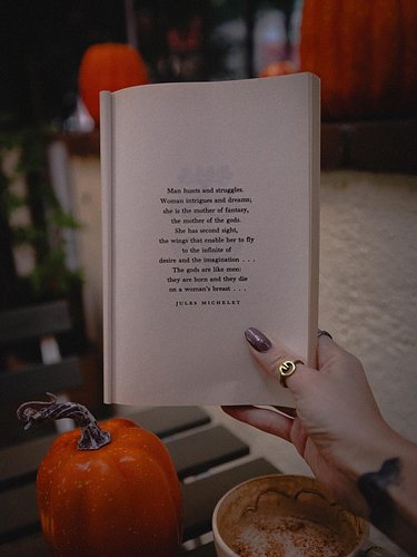 What October looked like 🍂 

1. Re-reading “Aura” by Carlos Fuentes
2. Natural History Museum
3. Us
4. A book I decided I sho...