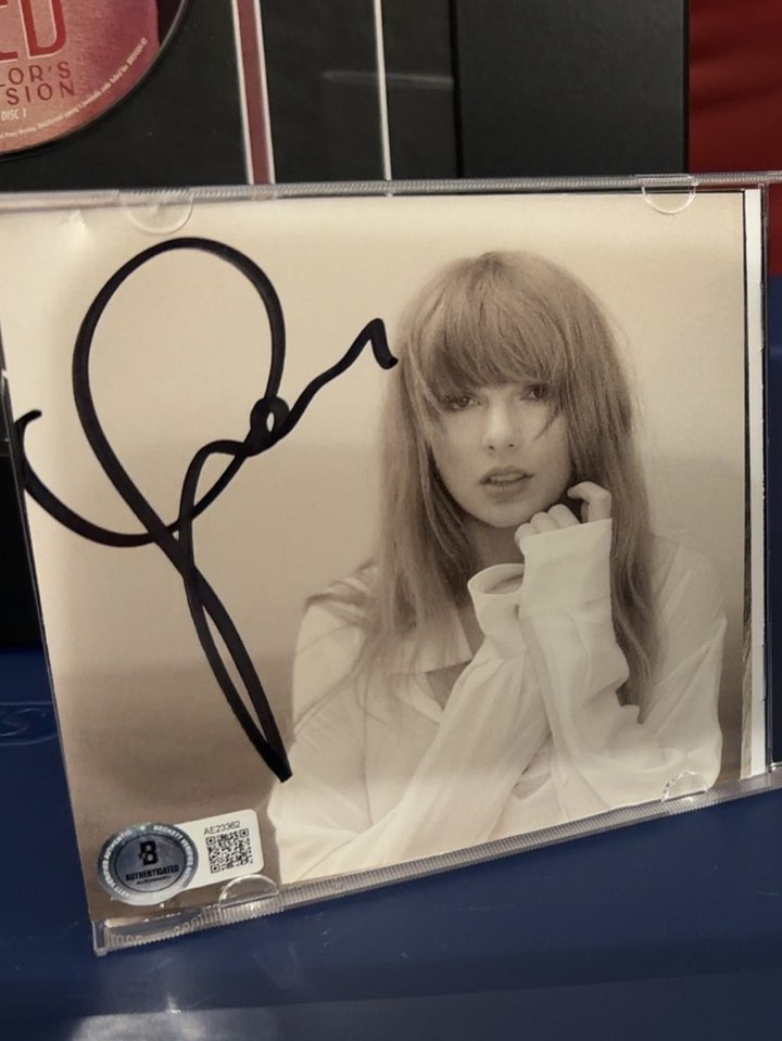 Taylor Swift Signed Insert – The Manuscript – Beckett COA product image (1)