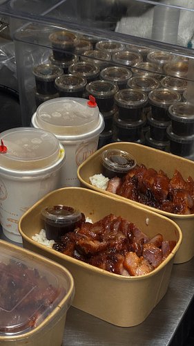 You can order from 13 restaurants in ONE spot 😳🔥 

Mod Kitchen invited me for a BTS tour of their food hub, and it’s such a s...