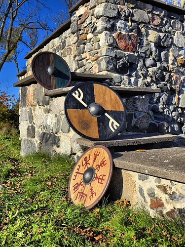 Forgeheim Shields smider hantverk, sagor och arv i varje sköld som tillverkas. Varje sköld är unik och får sin egen själ geno...
