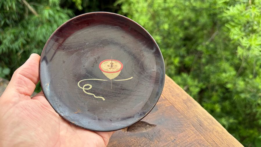 🎎 Antique Japanese Lacquer Plate with Koma Design – Japan Antique Roadshow product image (6)