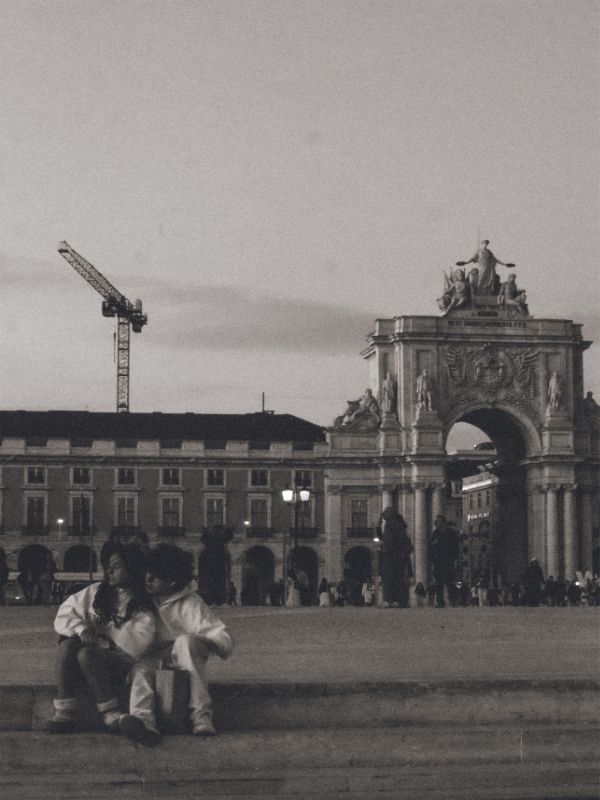 Lovers in Rua Augusta - Black & White Photo product image (1)
