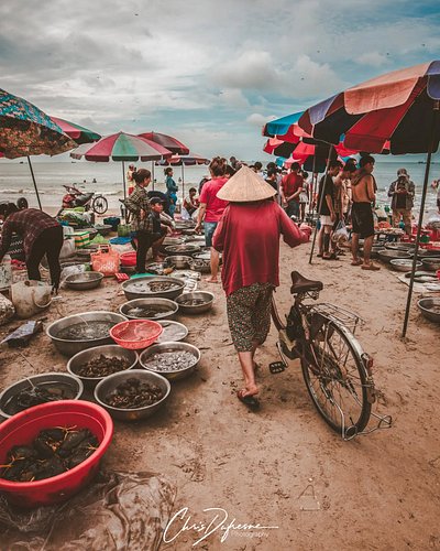 Stumbled across a fresh seafood market right on the beach! 😊
