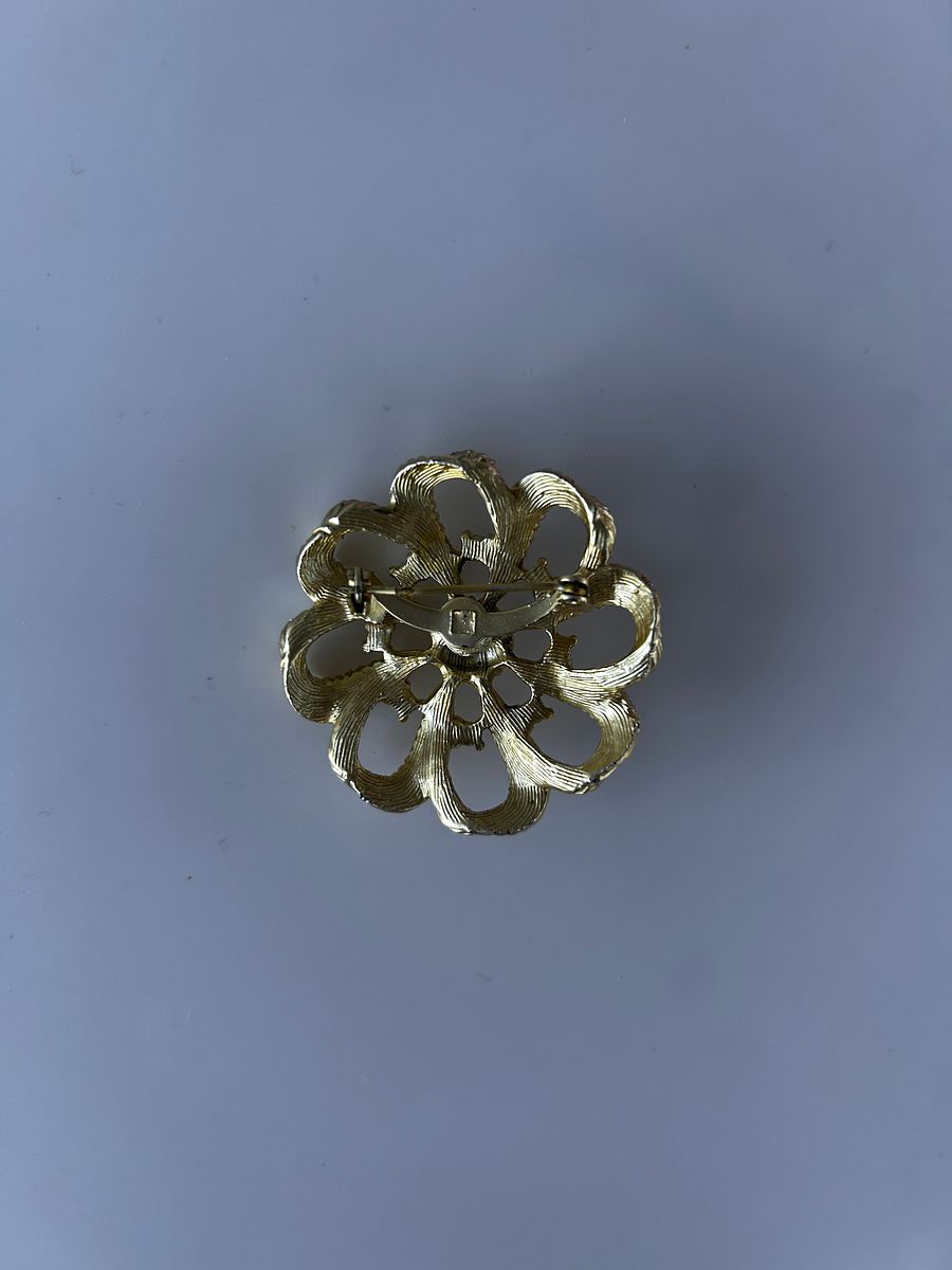 Vintage Gold Tone AB Rhinestones Faux Pearl Flower Brooch product image (2)