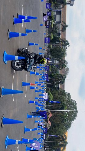 Gymkhana, the riders gymnastics 😜

#revsyourheart #yamahaindia #2024 #calloftheblue #motorcycle #gymkhana #wer1