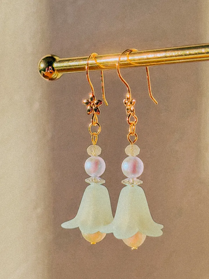 Light blue flower bells - Pearl and moonstone earrings product image (1)