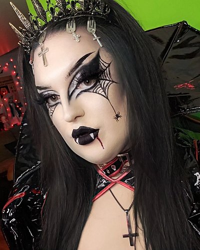 Happy halloween 🎃 🧛‍♀️
.
.
.
.
.
#halloween #gothicmakeup #hipdot #glamlite #horror #twitchstreamer #queenofhalloween