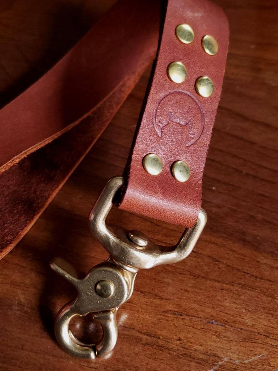 Brown & brass short lead product image (1)