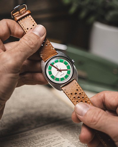 The @orlowatches Bowen Steel Green 🟢 — when vintage motorsport meets modern wrist game.

✔️ Racing-ring green dial that deman...