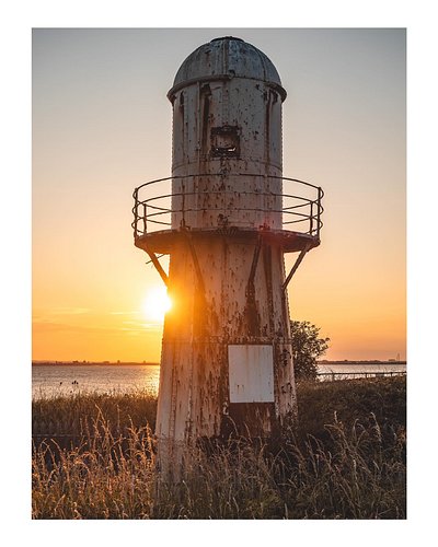 The setting sun behind Paull lighthouse. 

#omsystem #microfourthirds #sunsetphotography #eastyorkshire #landscapephotography...
