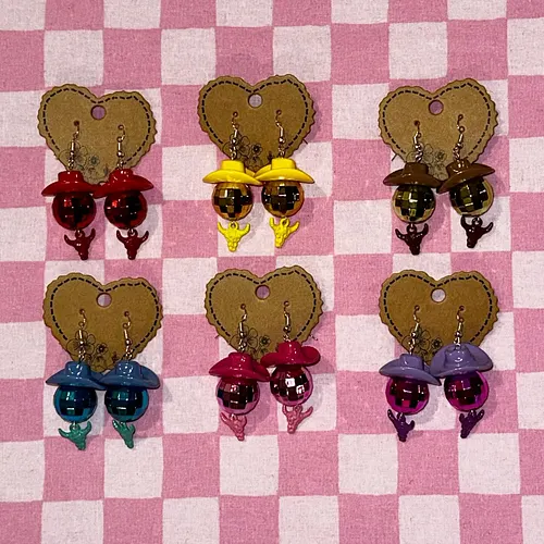 Disco Cowgirl Earrings 🤠🪩✨
.
.
.
#handmadejewelry #handmadeearrings #earrings #jewelry #disco #cowgirl