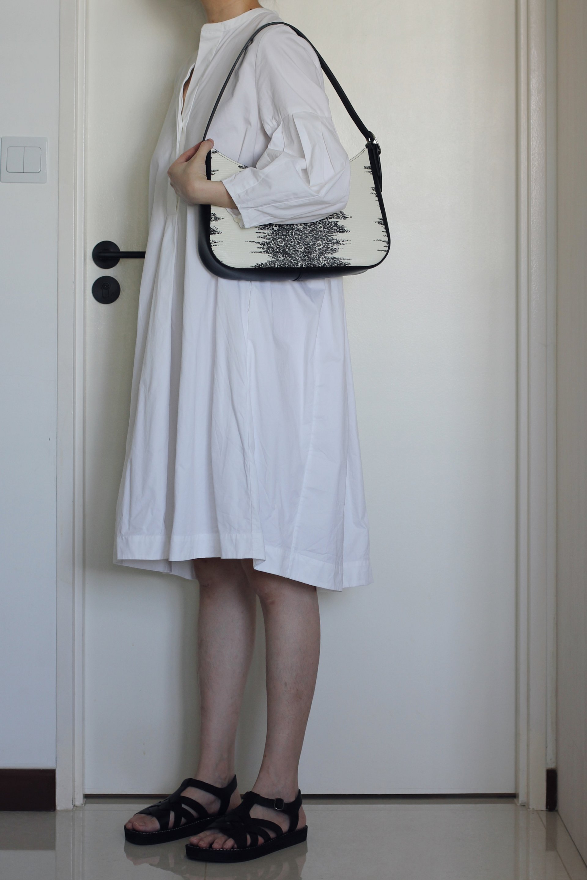 Lizard-embossed Leather Shoulder Bag – L product image (8)