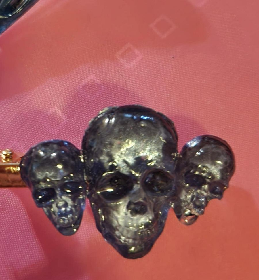 resin triple skull hair clip product image (1)