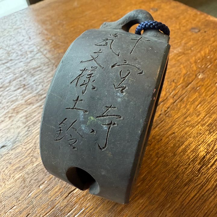Ceramic Kawara Bell with Kamon Crest 家紋 – Japan Antique Roadshow product image (2)