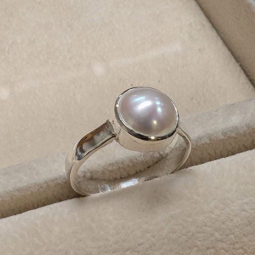 Bezel set a pearl 🥰😍 open bottom too. #pearl #goldsmith #silver