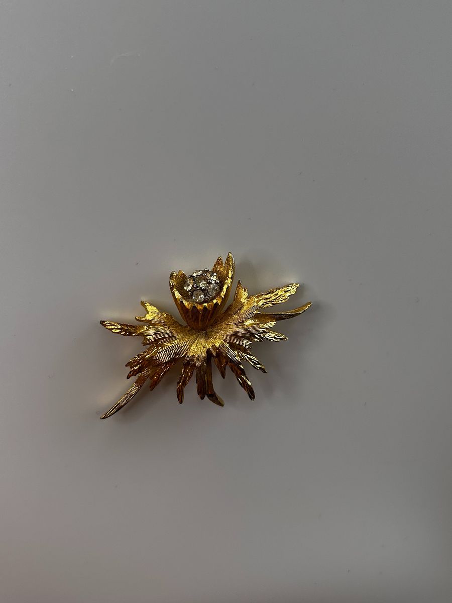 Vintage Gold Tone Abstract Flower Rhinestone Brooch product image (6)