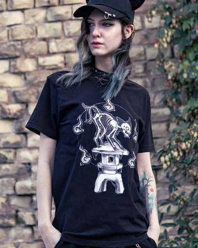 Bakeneko t-shirt online now!
➡️all links in the bio 💮

#obakura #Obakura_clothing #clothing #tshirt #bakeneko #neko #creepy #...