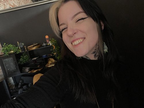 I got some great news Tuesday — I can start setting up my own room at @luckyraventattoo !! 💚✨
It’s nowhere near done, but I’m...