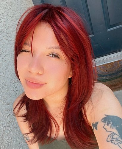 Red hair strikes back again! ♥️ Special thanks to @bluevanitysalon for always making my hair look super fire! 🔥