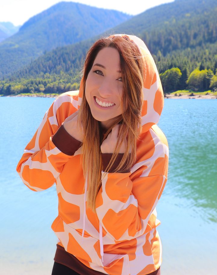 Giraffe hoodie product image (2)