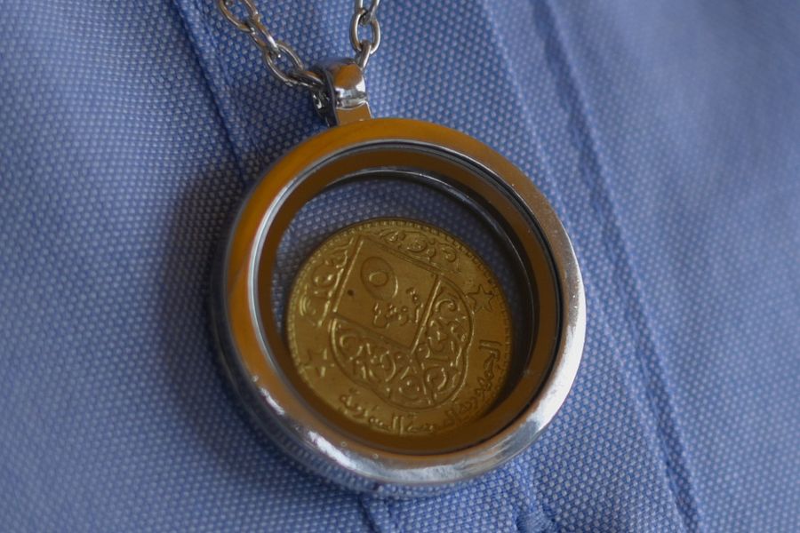 عقد يضم قطعو نقدية سورية قديمة 1979 product image (2)