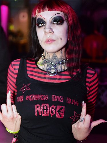 • 🅷🅾🆃 🅱🅸🆃🅲🅷🅴🆂 🅰🆁🅴 🅵🆄🅻🅻 🅾🅵 🆁🅰🅶🅴 •

A Show exclusive merch design that will be constantly rotating in different color variation...