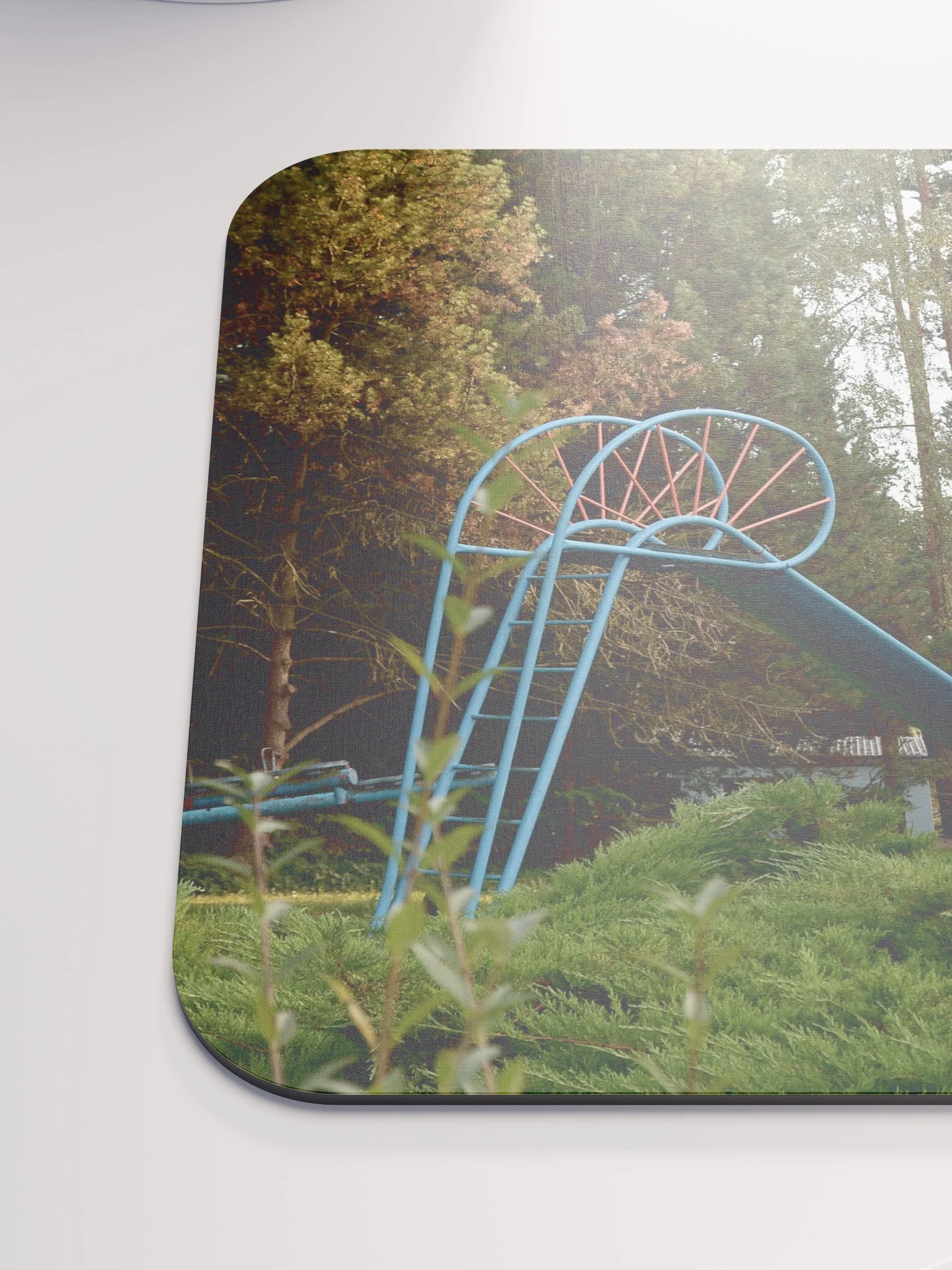 Mauspad - Verlassener nostalgischer Spielplatz im Wald product image (6)
