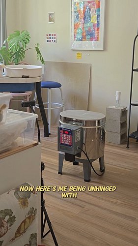 meet the brave lil toaster's cousin, the doll-e mini kiln 😌

manufactured by and shipped from @olympickilns, ordered new (mad...