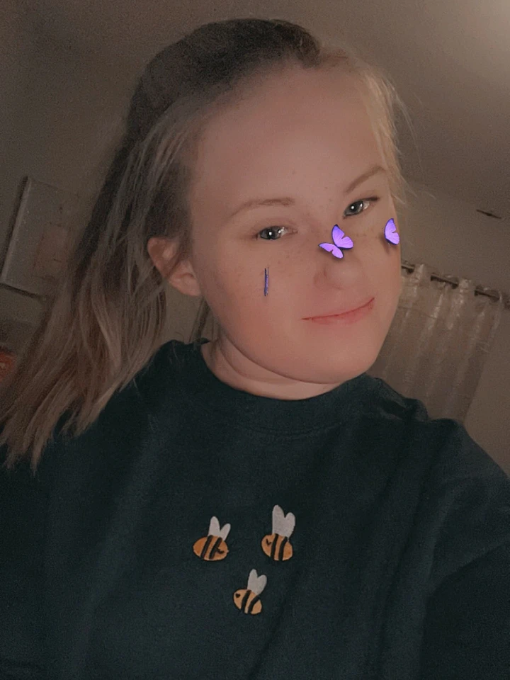 embroidered bee crewneck product image (1)