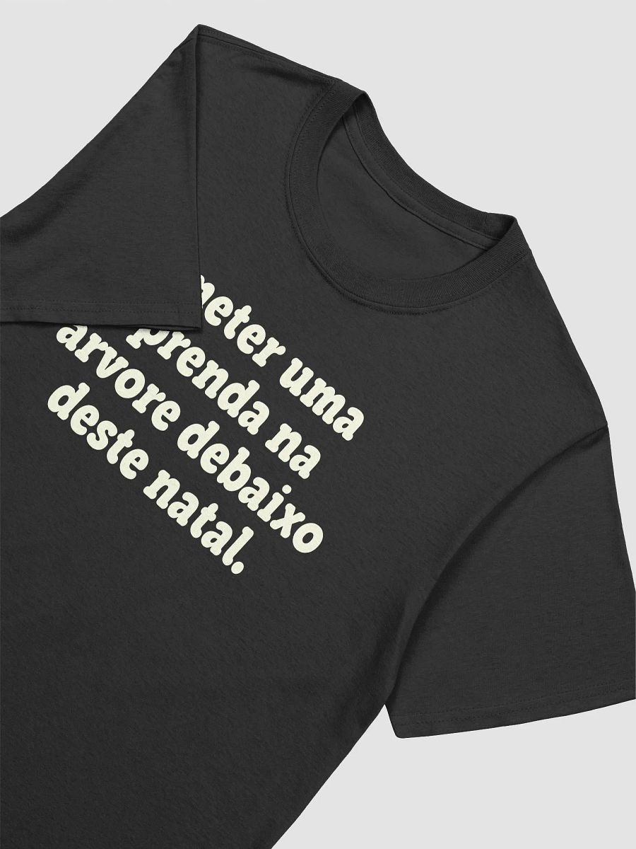meter uma prenda na árvore debaixo deste natal. | T-shirt product image (3)