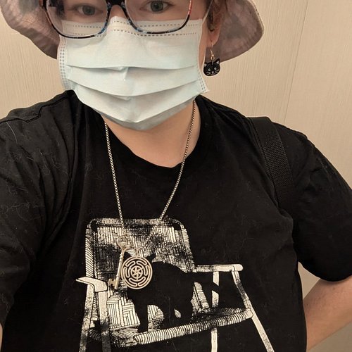 Unintentional jewelry match!
Earrings from @taylorscozycurios 💖

#EarringsOfTheDay #IndieJewelry #AltFashion #QueerStyle #Uni...