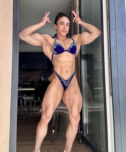 How many times did you do the #frontdoublebicep ? Idk , but I will keep doing it 💪🏽
.
.
#bodybuilding #wpd #womensphysiquepro...