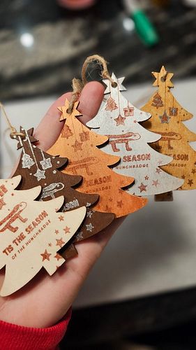 I LOVE crafts and when I can find excuses to do it for stream it's even better! Here's my 2024 baubles! MERRY CHRISTMAS!