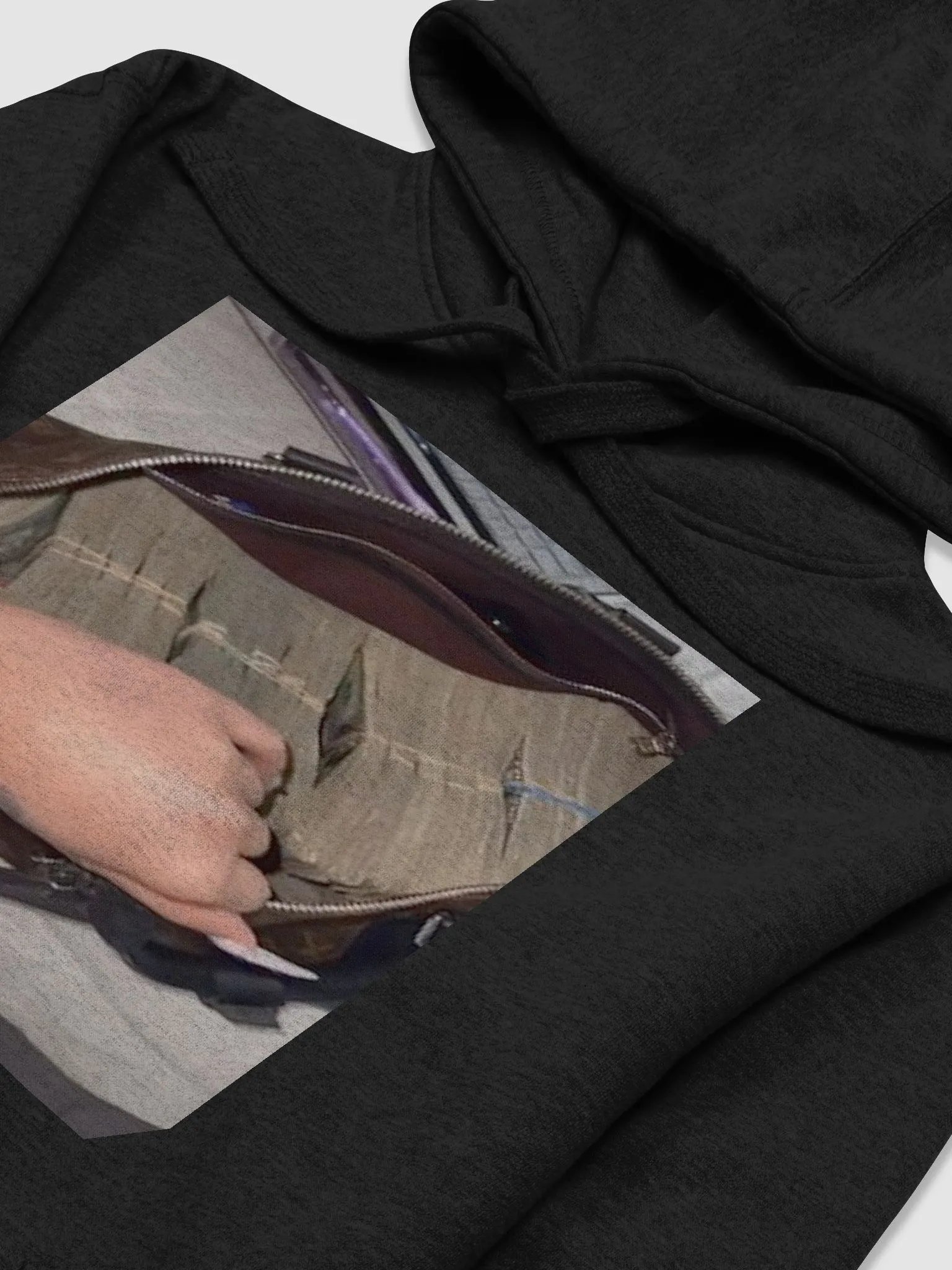 BADDIE CHECKING THE BAG product image (3)