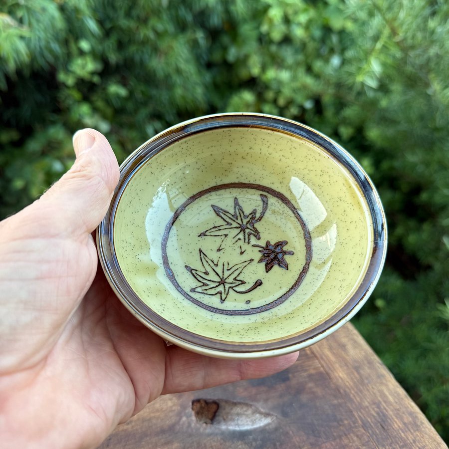 🎎 Japanese Ceramic Bowl with Momiji Maple Leaf Design – Everyday Useware – Japan Antique Roadshow product image (5)