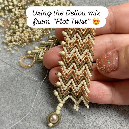 ✨ Is it just me, or does this blend remind you of a cozy knitted blanket? 💖 On my bead mat today is a bracelet made of the Mi...