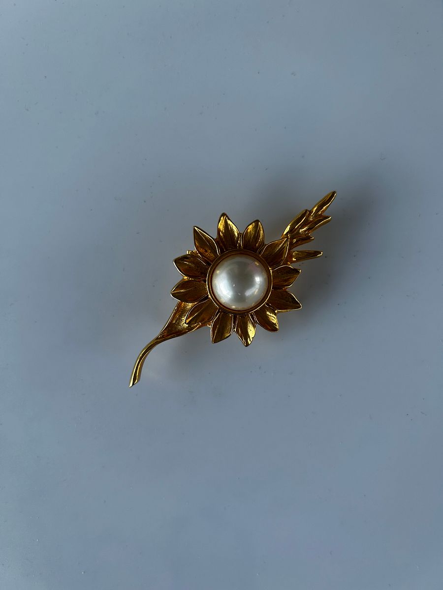 Vintage Gold Tone Flower Faux Pearl Cabochon Brooch product image (2)