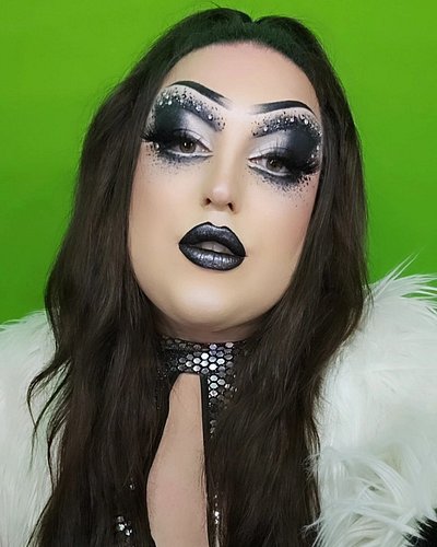 Happy new year 🎉 🥂
.
.
.
.
#newyear #newyearglam #twitch #streamer #blackandwhite #makeup #transgender #silver