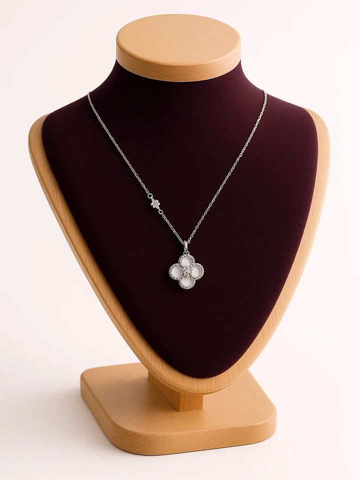 The Virelle Necklace product image (2)