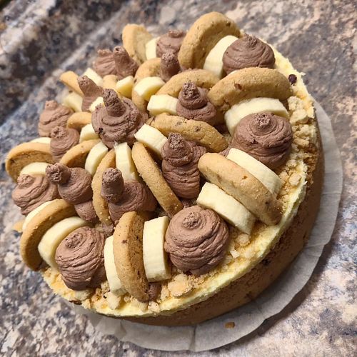 The Banana Pudding Cheesecake from last night's Streamerversary party in its final form. 
I had a little bit of fun decoratin...