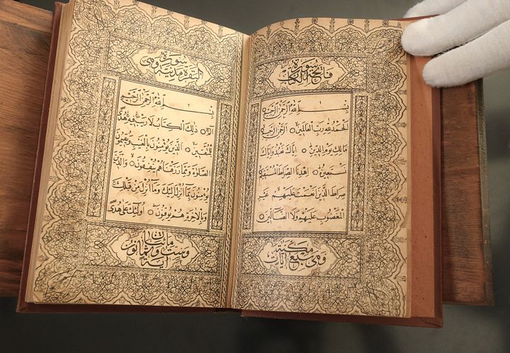 مصحف مطبوع عام 1887 ميلادي في اسطنبول في عهد دولة الخلافة العثمانية غلاف مقشش. product image (1)