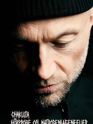 Hörprobe – „Matrosenlagerfeuer“ (Track 05) Heute ist „Matrosenlagerfeuer“ dran einer der Songs, der sofort Bilder im Kopf entstehen lässt. Rau, warm, Irgendwie melancholisch… wie ein Moment, in dem man weit weg von allem sitzt, das Feuer knistert und man überlegt, wie man eigentlich hier gelandet ist. „Matrosenlagerfeuer“ fühlt sich an wie eine Pause zwischen Sturm und Weiterfahrt. Ein Song, der gleichzeitig brennt und beruhigt, der Geschichten erzählt, ohne sie auszuschmücken. Einer dieser Tracks, die einen im ersten Hören nicht schreien aber beim zweiten direkt sitzen. Und falls ihr es noch nicht mitbekommen habt: Das ganze Album ist jetzt überall zum Streamen online. #Spotify, #AppleMusic, #Amazon, #Deezer – egal wo ihr hört, Träume Drama Drums wartet dort auf euch. Hört rein, fühlt rein – und sagt mir gern, was „Matrosenlagerfeuer“ bei euch auslöst. #TräumeDramaDrums #NeuesAlbum #Chakuza #Mehralsmusik #Hörprobe