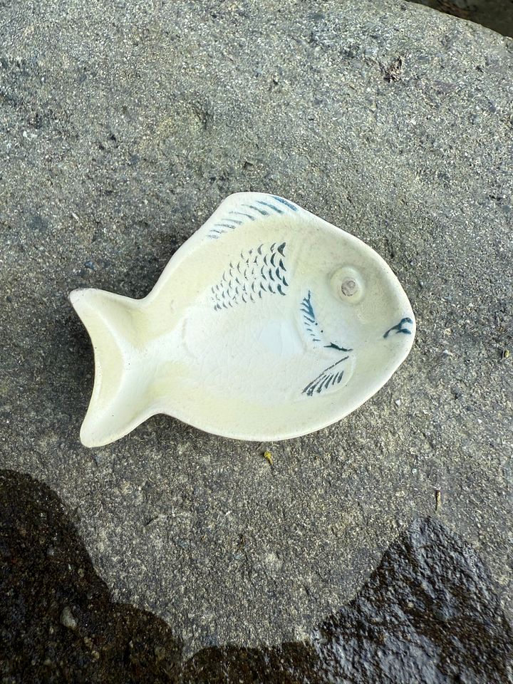 🎎 Vintage Japanese Fish-Shaped Soy Sauce Dish (FOREIGN Stamp) – Meiji-Taisho Era – Japan Antique Roadshow product image (2)