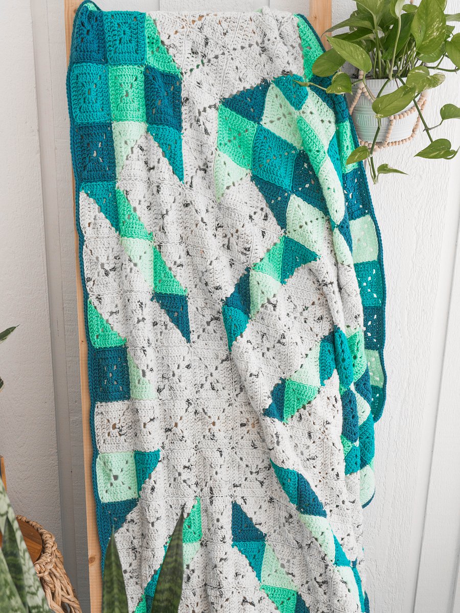 Snowflake Granny Square Crochet Blanket product image (7)